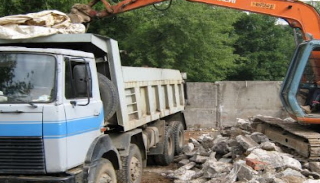 Вывоз строительного мусора с участка в Лянторе недорого от 1582 руб. | 2Землекопа-Лнт